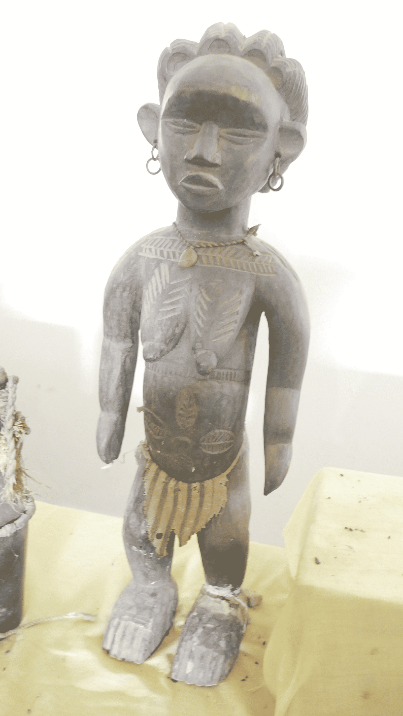 STATUETTE EN BOIS